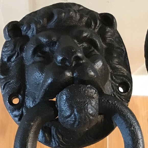 Black Cast Iron Lion Set of 2 Door Knockers with hardware - Picture 6 of 16
